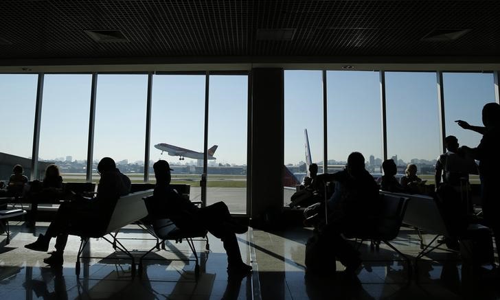 © Reuters. Passageiros aguardam voos no aeroporto de Congonhas, em São Paulo