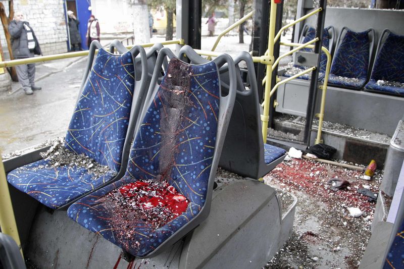© Reuters. Ônibus destruído por ataque em Donetsk, na Ucrânia