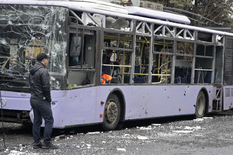 © Reuters. Ônibus alvo de ataque em Donetsk, no leste da Ucrânia