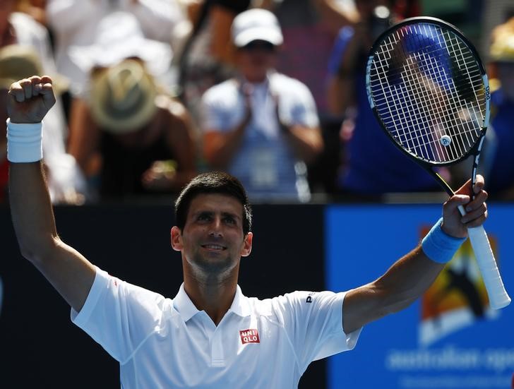 © Reuters. Djokovic avanza sin problemas en el Abierto de Australia