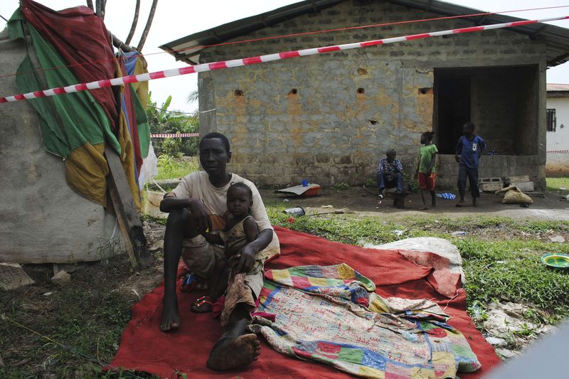 © Reuters. Suposto paciente de Ebola James Flomo é colocado em isolamento com seus filhos após a morte da mulher em Monróvia, na Libéria
