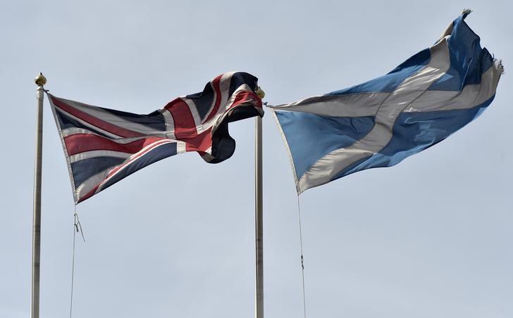 © Reuters. Bandeiras da Grã-Bretanha e da Escócia flamulam lado a lado no centro de Londres