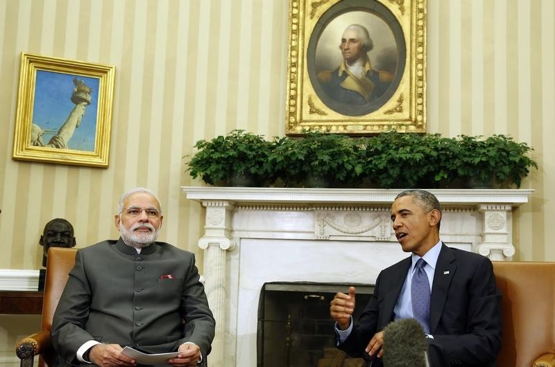 © Reuters. أوباما ضيف رئيس وزراء الهند في برنامجه الإذاعي (حديث من القلب)