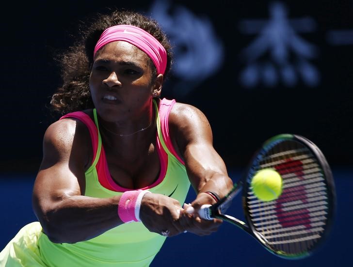© Reuters. Tenista norte-americana Serena Williams devolve uma bola durante partida contra a russa Vera Zvonareva pelo Aberto da Austrália, em Melbourne