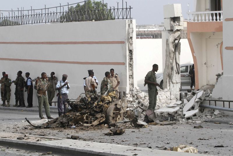 © Reuters. انفجار سيارة ملغومة قرب وفد تركي بالصومال قبل يوم من زيارة إردوغان