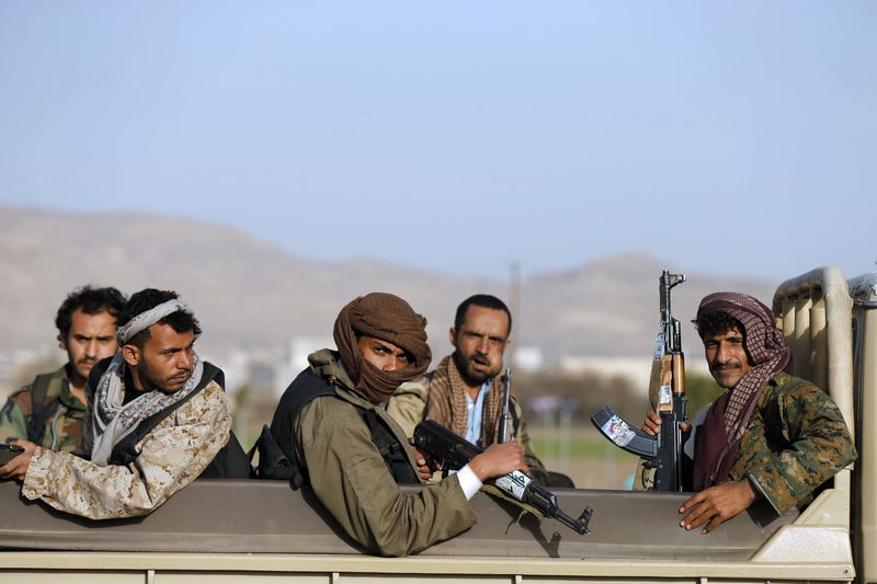 © Reuters. الحوثيون يرحبون بتنازلات الرئيس اليمني لكنهم يبقون مسلحيهم في مواقعهم
