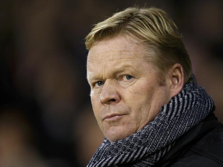 © Reuters. Southampton manager Ronald Koeman looks on before their English League Cup soccer match against Sheffield United at Bramall Lane in Sheffield