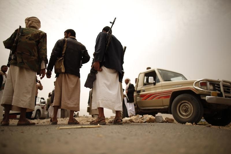 © Reuters. اشتباكات بين رجال قبائل ومقاتلين حوثيين في وسط اليمن