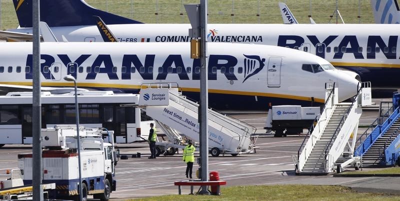 © Reuters. Ryanair aircraft are pictured at Edinburgh Airport in Scotland