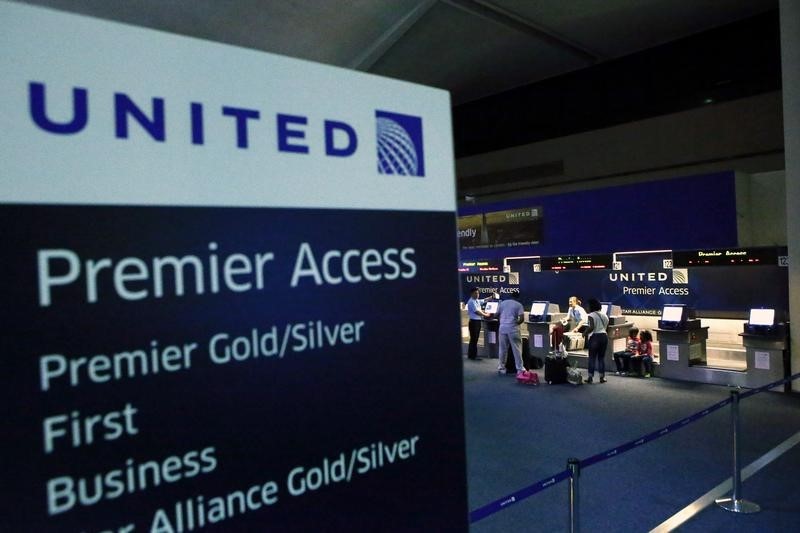 © Reuters. People are seen at the United Airlines terminal at Newark International Airport in New Jersey