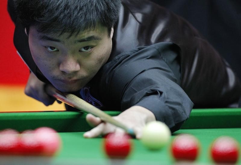© Reuters. China's Ding plays a shot during his match against Williams of Wales in the final of the 2010 World Snooker China Open in Beijing