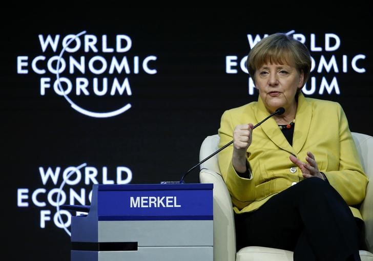 © Reuters. ميركل تحذر أوروبا من الابتعاد عن مسار الإصلاحات بعد قرار المركزي