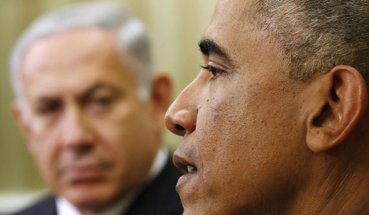 © Reuters. U.S. President Barack Obama meets with Israel's PM Benjamin Netanyahu at the White House in Washington