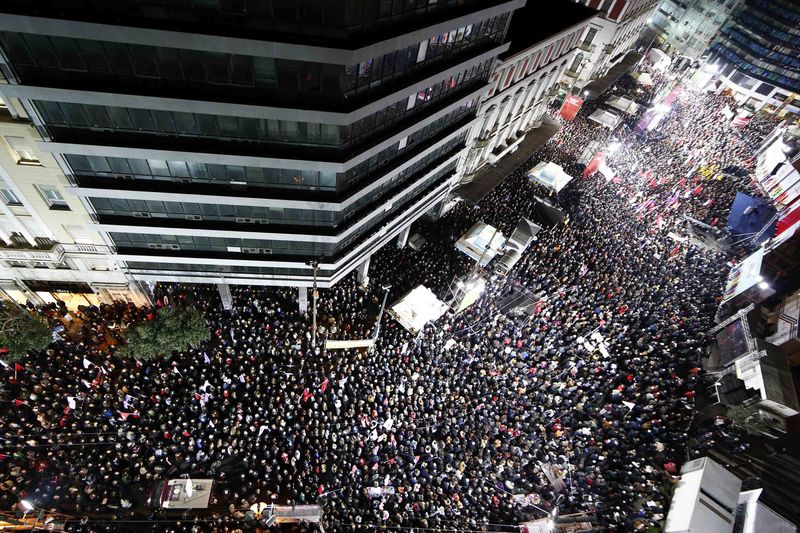 © Reuters. Supporters gather to listen speech of opposition leader and head of radical left Syriza party  Tsipras during a campaign rally in central Athens