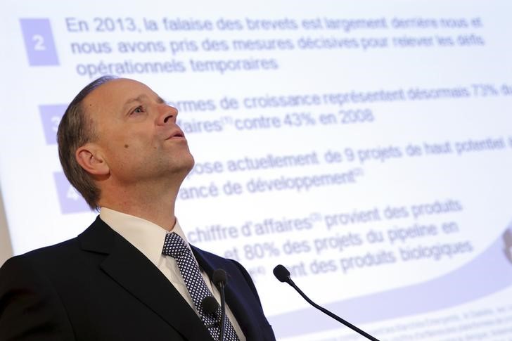 © Reuters. Chris Viehbacher, Chief Executive Officer of Sanofi, delivers a speech at the beginning of the company's 2013 annual results press conference in Paris