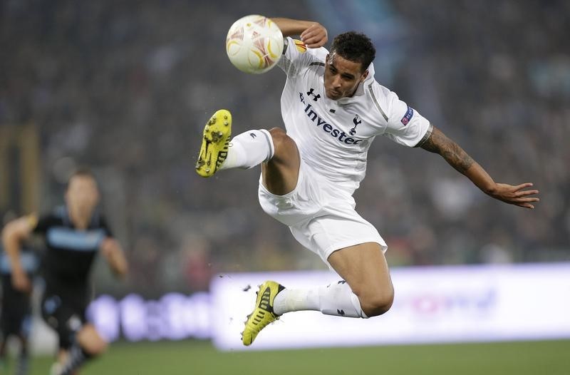 © Reuters. Tottenham's Naughton controls ball during Europa League soccer match against SS Lazio at the Olympic stadium in Rome