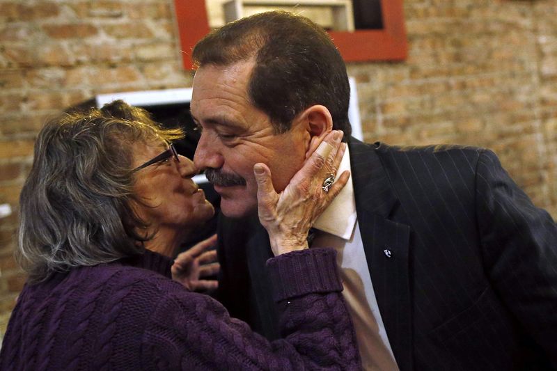 © Reuters. Chicago Mayoral candidate Jesus "Chuy" Garcia is greeted by a supporter at a rally in Chicago