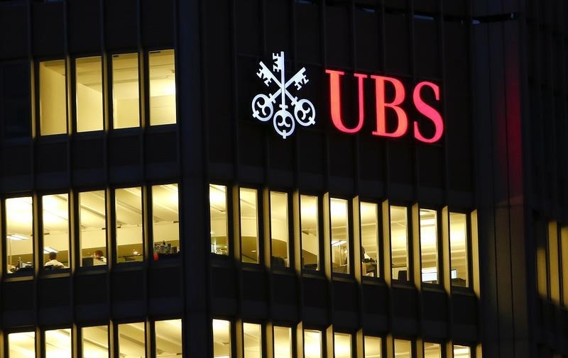 © Reuters. The logo of Swiss bank UBS is seen on a building in Zurich