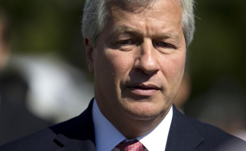 © Reuters. Chairman and CEO of JP Morgan Chase Dimon arrives at the White House in Washington