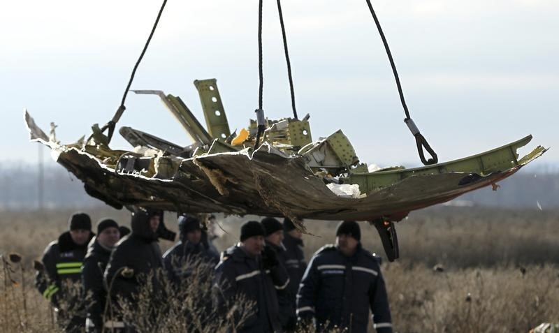 © Reuters. Crane transports a piece of the Malaysia Airlines flight MH17 wreckage at the site of the plane crash near the village of Hrabove (Grabovo) in Donetsk region