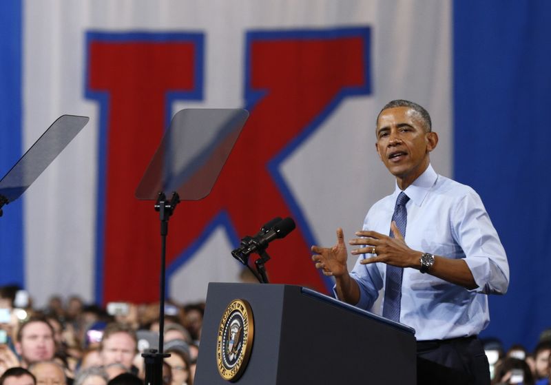 © Reuters. U.S. President Barack Obama speaks during a visit to the University of Kansas in Lawrence