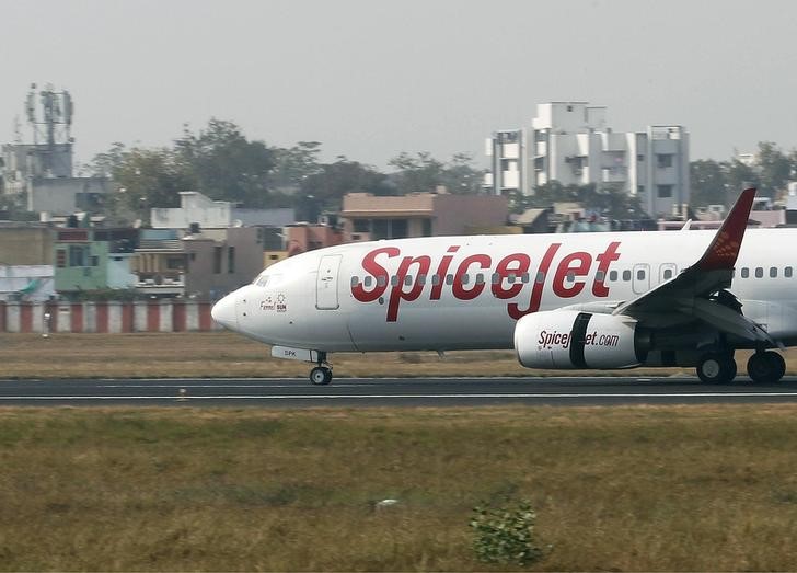 © Reuters. A SpiceJet passenger plane moves on the runway at the Sardar Vallabhbhai Patel international airport in Ahmedabad