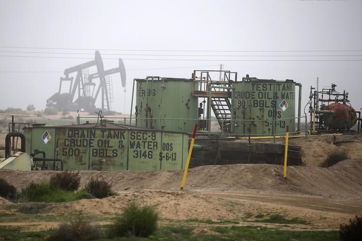 © Reuters. Нефтехранилища и станки-качалки близ Бейкерсфилд, Калифорния