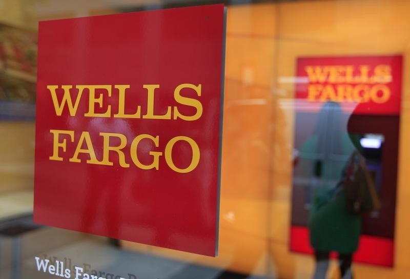 © Reuters. A Wells Fargo sign is seen outside a banking branch in New York