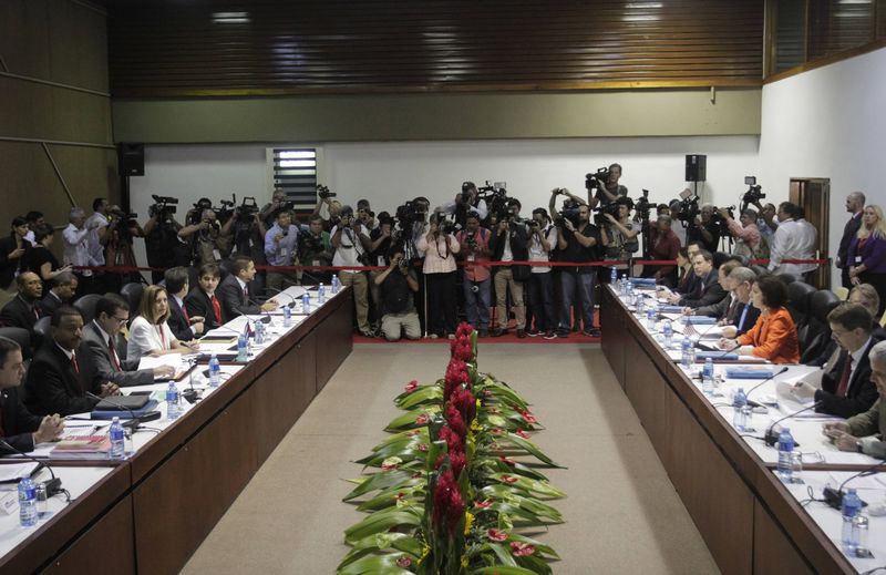 © Reuters. FIN DE LA PREMIÈRE SESSION DE DISCUSSIONS ENTRE RESPONSABLES CUBAINS ET AMÉRICAINS