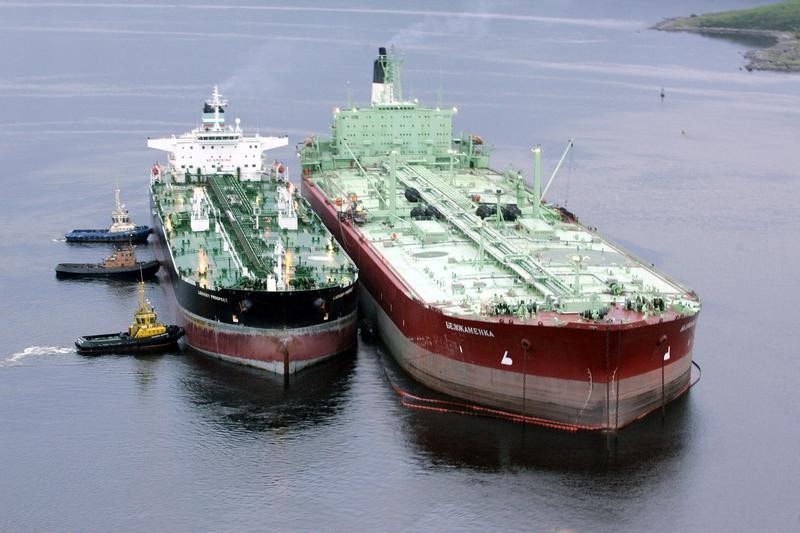 © Reuters. Нефтеналивной танкер рядом с плавучим нефтехранилищем "Белокаменка" в Кольском заливе