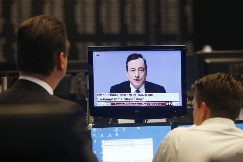 © Reuters. Operatori seguono la conferenza stampa del numero uno della Bce Mario Draghi ieri