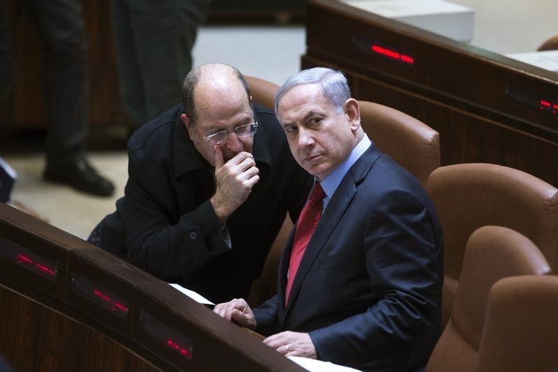 © Reuters. Israel's Defence Minister Yaalon speaks with Prime Minister Netanyahu during a session of the Knesset, the Israeli parliament, in Jerusalem