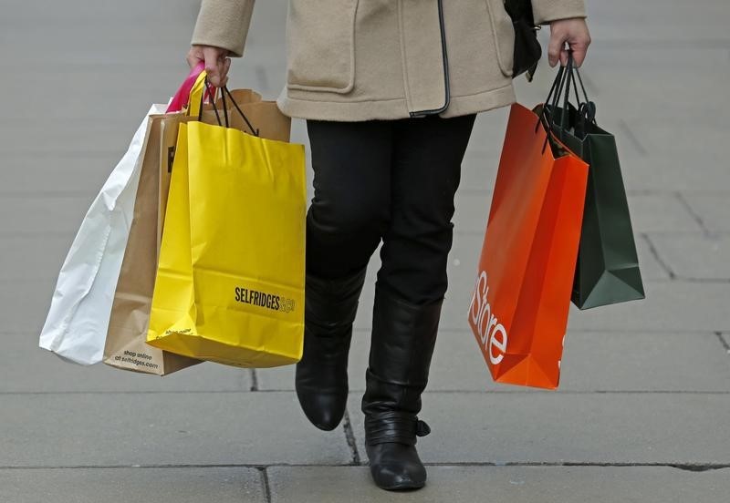 © Reuters. A shopper carries bags, in the run-up to Christmas, in central London