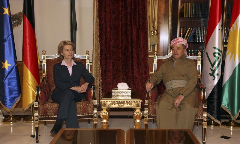 © Reuters. German Defence Minister Ursula von der Leyen meets with Iraqi Kurdish regional President Masoud Barzani in Arbil, north of Baghdad