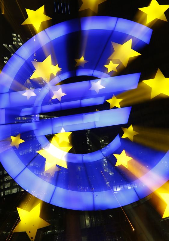 © Reuters. اقتصاد منطقة اليورو يبدأ 2015 بأداء أفضل من المتوقع
