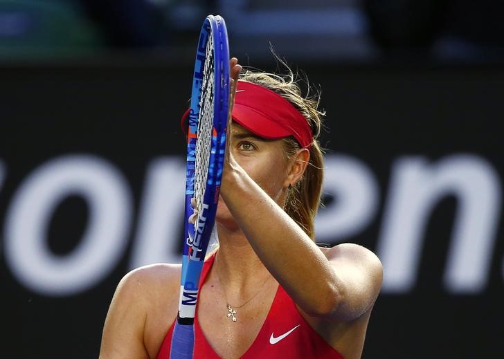 © Reuters. Maria Sharapova of Russia reacts towards the crowd after defeating Zarina Diyas of Kazakhstan in their women's singles third round match at the Australian Open 2015 tennis tournament in Melbourne