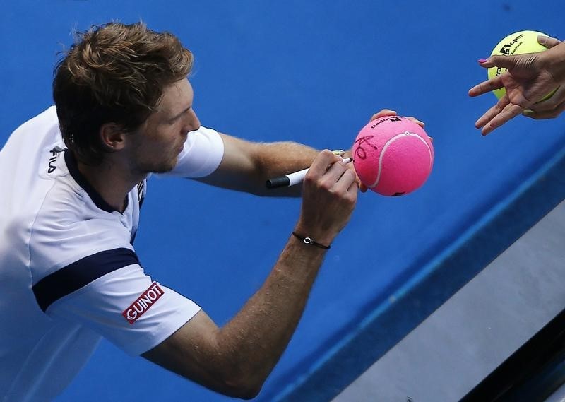 © Reuters. Andreas Seppi of Italy signs autographs after defeating Roger Federer of Switzerland in their men's singles third round match at the Australian Open 2015 tennis tournament in Melbourne