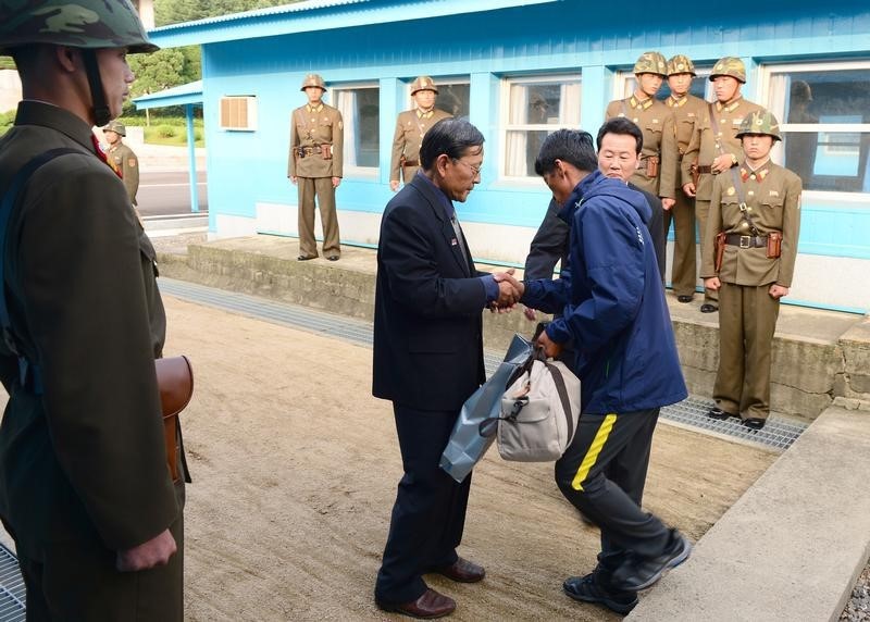 © Reuters. كوريا الشمالية تحث جارتها الجنوبية على رفع العقوبات قبل المحادثات