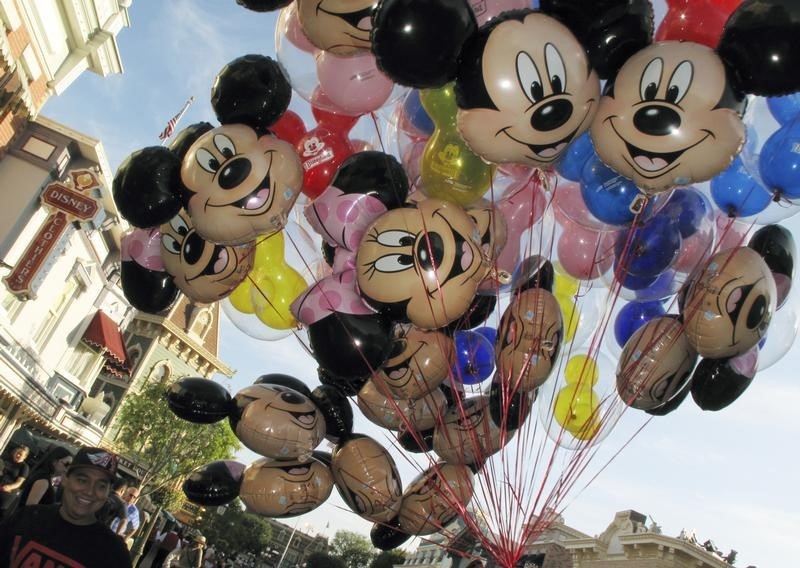 © Reuters. Balões do Mickey Mouse carregados por vendedores na Disneylândia, em Anaheim