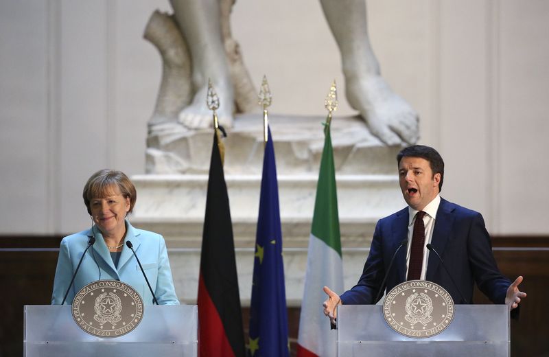 © Reuters. Italy's Prime Minister Renzi talks during a joint news conference with Germany's Chancellor Merkel at the end of a meeting at the Galleria dell'Accademia in Florence