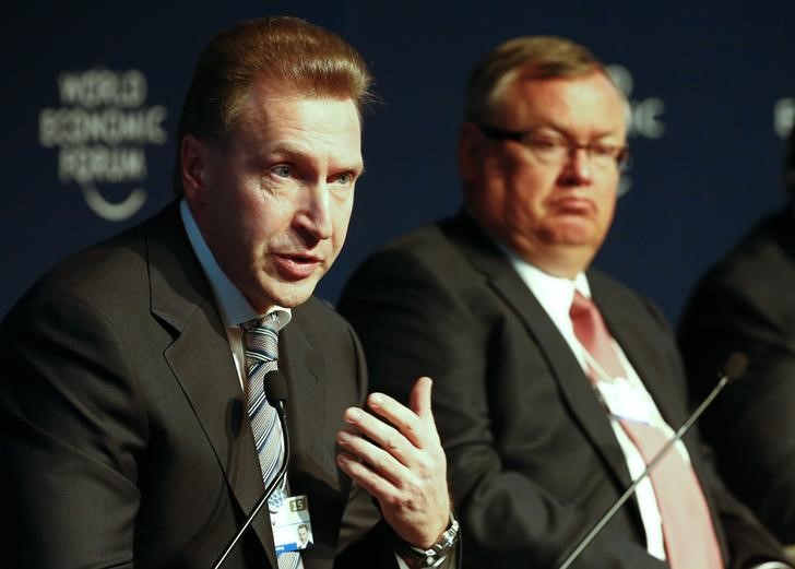 © Reuters. Первый вице-премьер Игорь Шувалов (слева) на экономическом форуме в Давосе