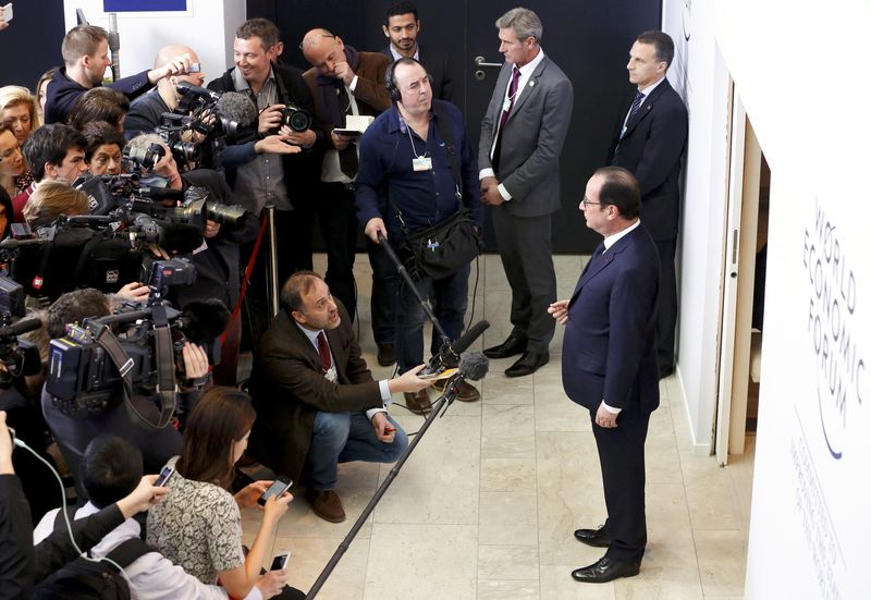 © Reuters. FRANÇOIS HOLLANDE PROMET LA POURSUITE DES RÉFORMES APRÈS L'ANNONCE DE LA BCE