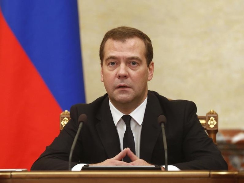 © Reuters. Премьер-министр РФ Дмитрий Медведев на совещании правительства в Москве 