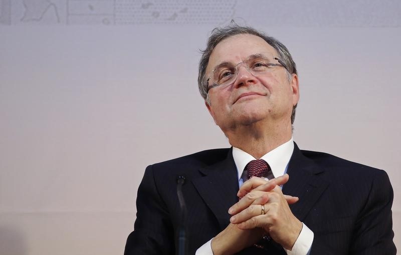 © Reuters. Bank of Italy Governor Ignazio Visco attends a news conference at the end of the ECB Governing Council meeting in Naples