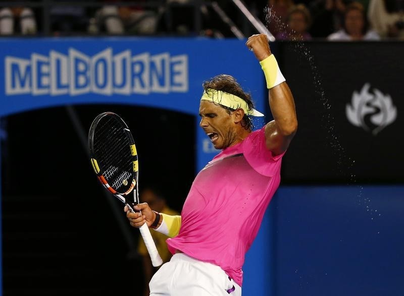 © Reuters. Nadal evita a Federer en su camino por el Open de Australia