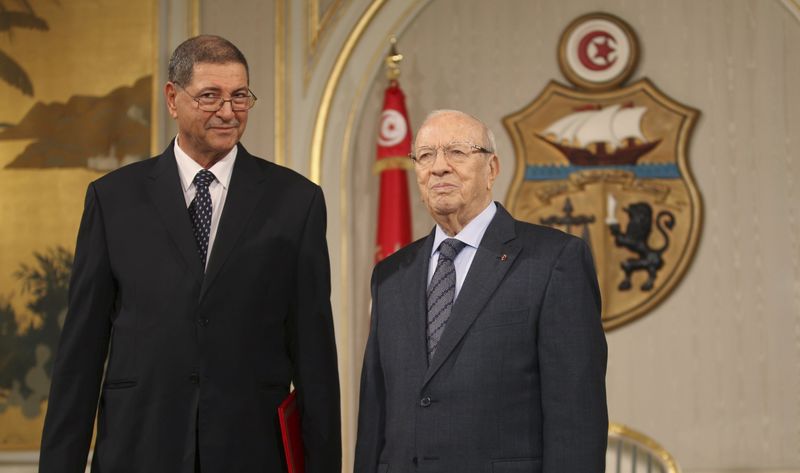 © Reuters. Tunisia's President Beji Caid Essebsi (R) poses for a photo with newly-nominated Prime Minister Habib Essid in Tunis
