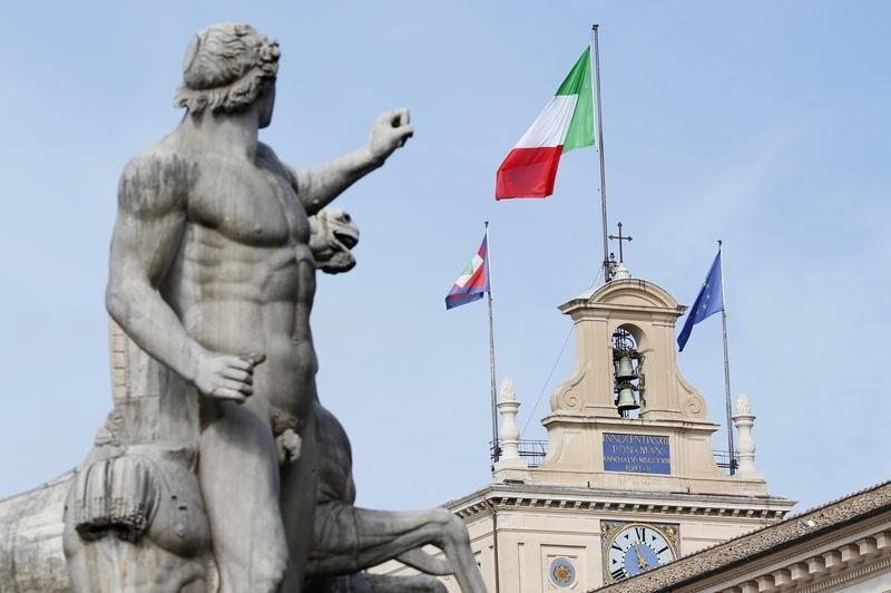 © Reuters. iThe Italian flag is seen fluttering in the wind at the Quirinale palace in Rome