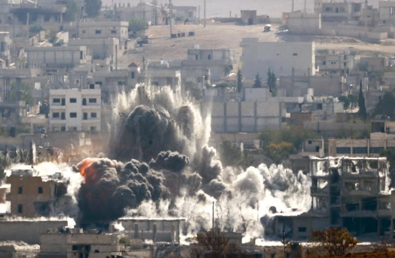 © Reuters. التحالف ضد الدولة الاسلامية يشن 25 غارة جوية في سوريا والعراق