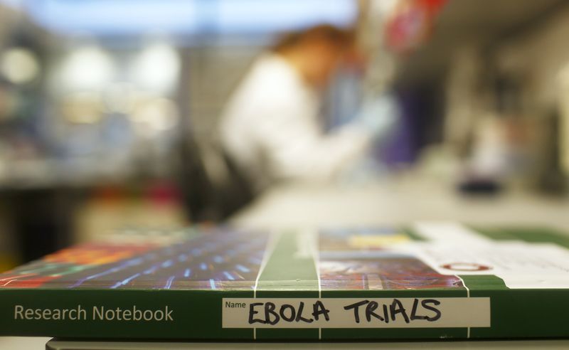 © Reuters. Caderno de pesquisa para a vacina de Ebola fotografado em um laboratório do Instituto Jenner, em Oxford, no sul da Inglaterra