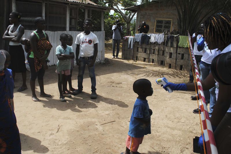 © Reuters. LOMS BIENTÔT À COURT DE FINANCEMENT POUR LUTTER CONTRE LÉPIDÉMIE DEBOLA